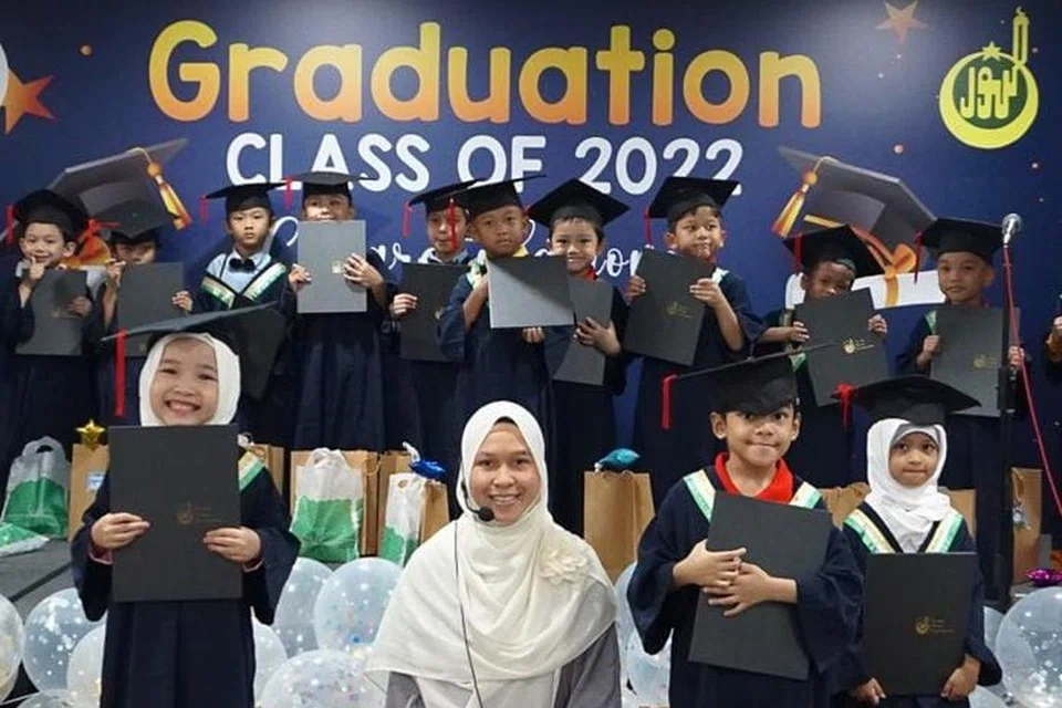 BANGGA DENGAN KEJAYAAN ANAK MURID:  Cik Nur Syahidah Jaffar, pengetua Tadika Masjid An-Nur, bersama anak-anak didiknya semasa meraikan majlis tamat pengajian mereka. 