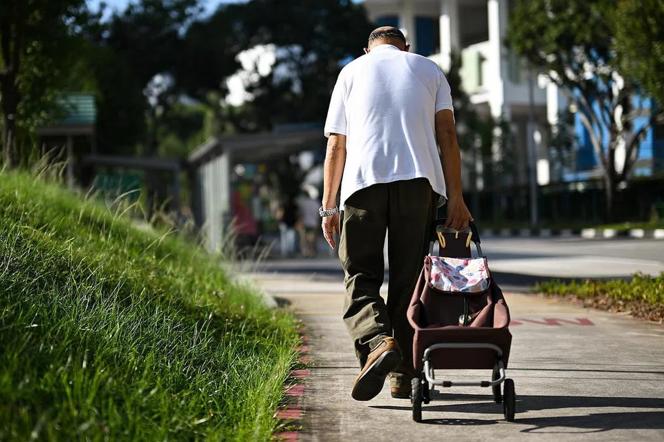 SOKONGAN WARGA EMAS: Akta Penyaraan Ibu Bapa mahu dipinda untuk memastikan ibu bapa warga emas yang diabaikan mendapat sokongan secukupnya. - Foto fail