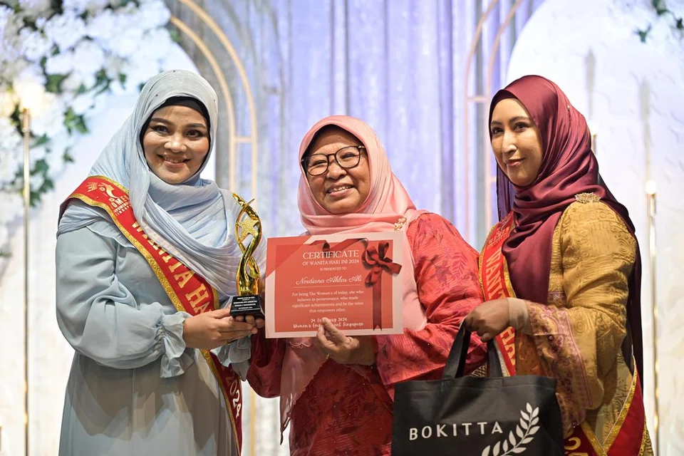 Penyanyi dan penulis lagu, Diana Nazyra (kiri), adalah antara penerima anugerah Wanita Hari Ini 2024. Anugerah disampaikan oleh tetamu terhormat majlis, Cik Aini Maarof, mantan pengetua sekolah, dengan disaksikan pengasas, Women’s Empowerment Singapore, Cik Hafizah Nijam Mohamed.