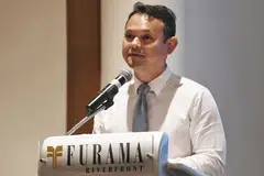 UMUM SKIM BARU: Encik Zaqy (gambar atas) mengumumkan satu skim baru bagi membantu perniagaan kecil sertai bizSAFE. Sementara itu empat pegawai hotel diberi pengiktirafan semalam. - Foto BH oleh KHALID BABA