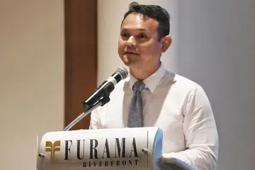 UMUM SKIM BARU: Encik Zaqy (gambar atas) mengumumkan satu skim baru bagi membantu perniagaan kecil sertai bizSAFE. Sementara itu empat pegawai hotel diberi pengiktirafan semalam. - Foto BH oleh KHALID BABA