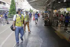 JAGA KEMASLAHATAN MASYARAKAT: Encik Mohamad Umar ialah antara 20 sukarelawan di kawasan Jurong Springs yang menasihati penduduk di situ supaya mengekalkan jarak selamat sementara gambar sisipan pula semasa beliau beristirahat. - Foto BH oleh AZMI ATHNI