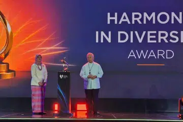 Penaung  Anugerah Keharmonian dalam Kepelbagaian Puan Halimah Yacob (kiri), bersama penerima sulung anugerah itu, Kardinal Orlando Beltran Quevedo, pada majlis penyampaian  Anugerah Keharmonian dalam Kepelbagaian di Jakarta, Indonesia. Dalam ucaptamanya, Puan Halimah menyeru negara-negara Asia Tenggara melabur dalam institusi, kepimpinan belia dan penglibatan masyarakat bagi memperkukuh keharmonian antara agama dan budaya, sambil memuji Kardinal Quevedo atas sumbangan sepanjang hayatnya memupuk dialog antara penganut Islam, Kristian dan masyarakat pribumi di Mindanao.