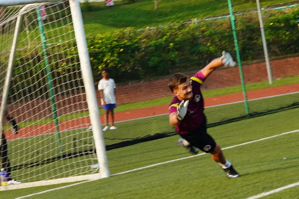 Penjaga gawang utama Balestier Khalsa FC, Mario Mustapic, semasa sesi latihan di Stadium Serangoon pada 14 Ogos.