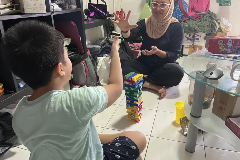 LUANGKAN MASA: Duta Dian, Sharifah Muslimah Lili, bermain dengan kanak-kanak daripada keluarga flat sewa yang didampinginya. Projek Dian bekerjasama dengan pelbagai agensi pemerintah untuk membantu keluarga Melayu/Islam yang tinggal di flat sewa dalam pelbagai aspek, seperti membantu mereka ke arah pemilikan rumah dan menyediakan sokongan untuk memasukkan anak-anak ke prasekolah.