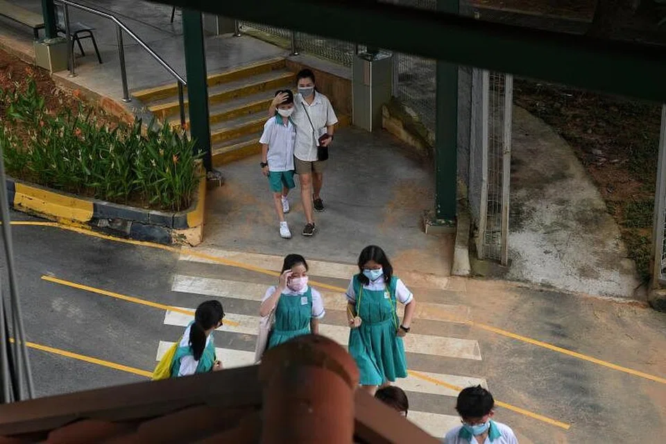 MOE berkata pelajar sekolah rendah, sekolah menengah, maktab rendah dan Institut Millennia yang belum mengambil token mereka dari pusat dan kelab masyarakat, akan diberi token itu menjelang hujung Mac tahun ini.