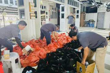 Para sukarelawan bergotong-royong dalam membungkus dan menyediakan habuan sebelum disampaikan kepada penerima di bawah Dana Kita Prihatin kali ini.
