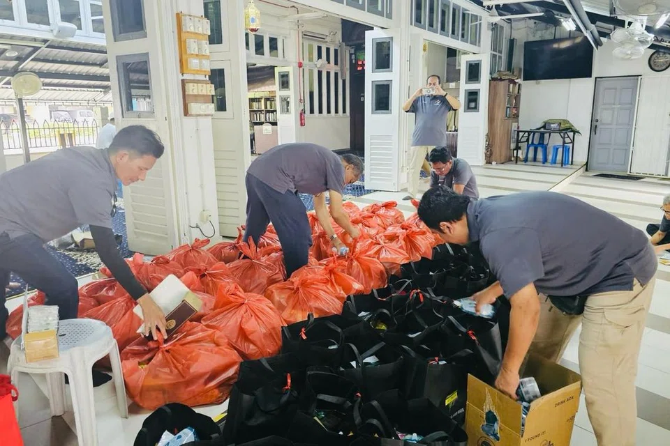 Para sukarelawan bergotong-royong dalam membungkus dan menyediakan habuan sebelum disampaikan kepada penerima di bawah Dana Kita Prihatin kali ini.