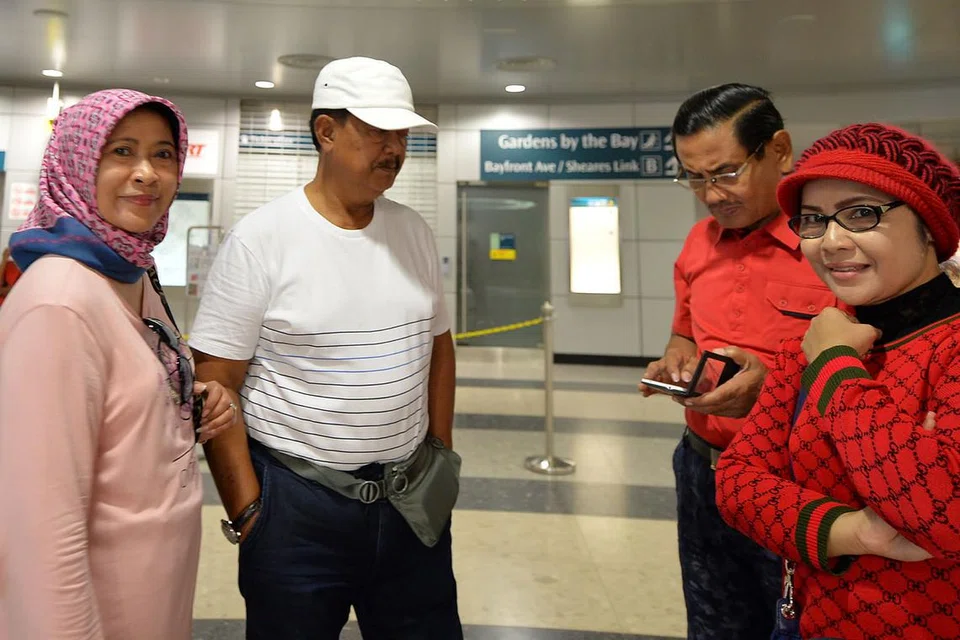MUDAH DENGAN MRT: Encik Bambang (dua dari kiri) dan keluarganya dari Jakarta rasa selesa menggunakan MRT untuk bersiar-siar semasa bercuti di Singapura. - Foto ZAINAL YAHYA