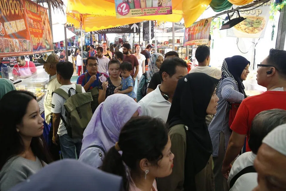 SESAK DI BAZAR: Orang ramai membanjiri bazar di Geylang Serai semalam sempena cuti umum Hari Vesak. - Foto BH oleh TIMOTHY DAVID
