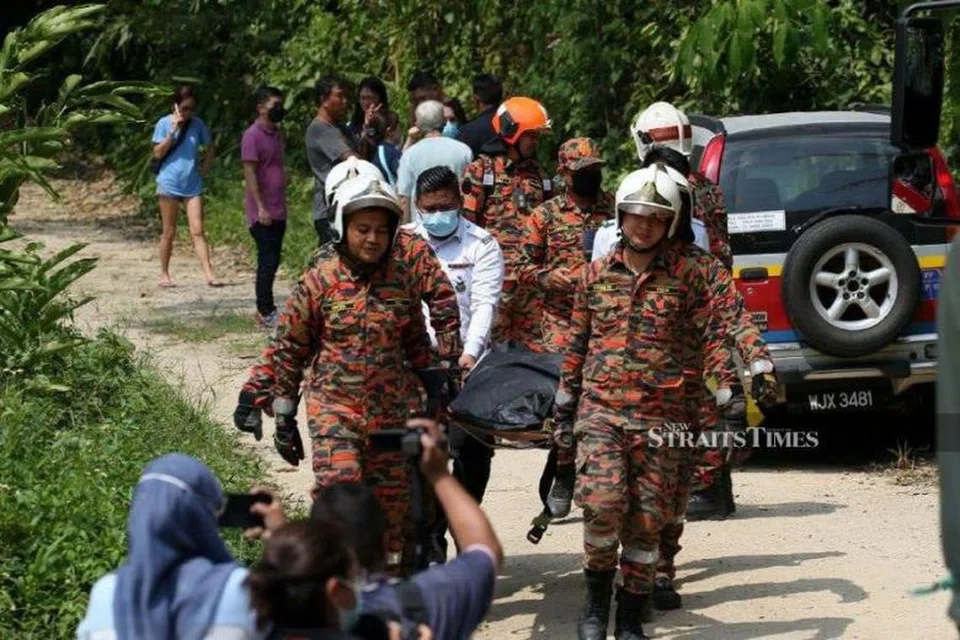 Mayat lelaki warga negara Singapura dikeluarkan dari gaung selepas satu kemalangan. 