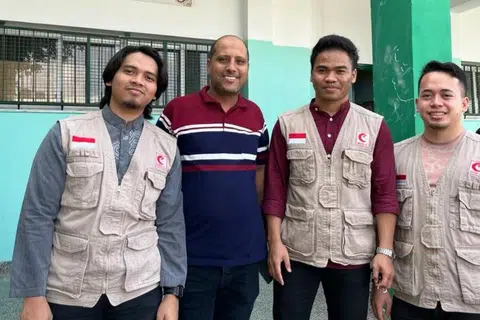 MAHU TERUS BANTU DI GAZA: Relawan pertubuhan kemanusiaan Jawatankuasa Penyelamat Kecemasan Perubatan (MER-C) Indonesia – dikenali sebagai (dari kanan) Encik Fikri dan Encik Reza serta Encik Farid (paling kiri) – dilaporkan memilih untuk terus kekal di Gaza.
