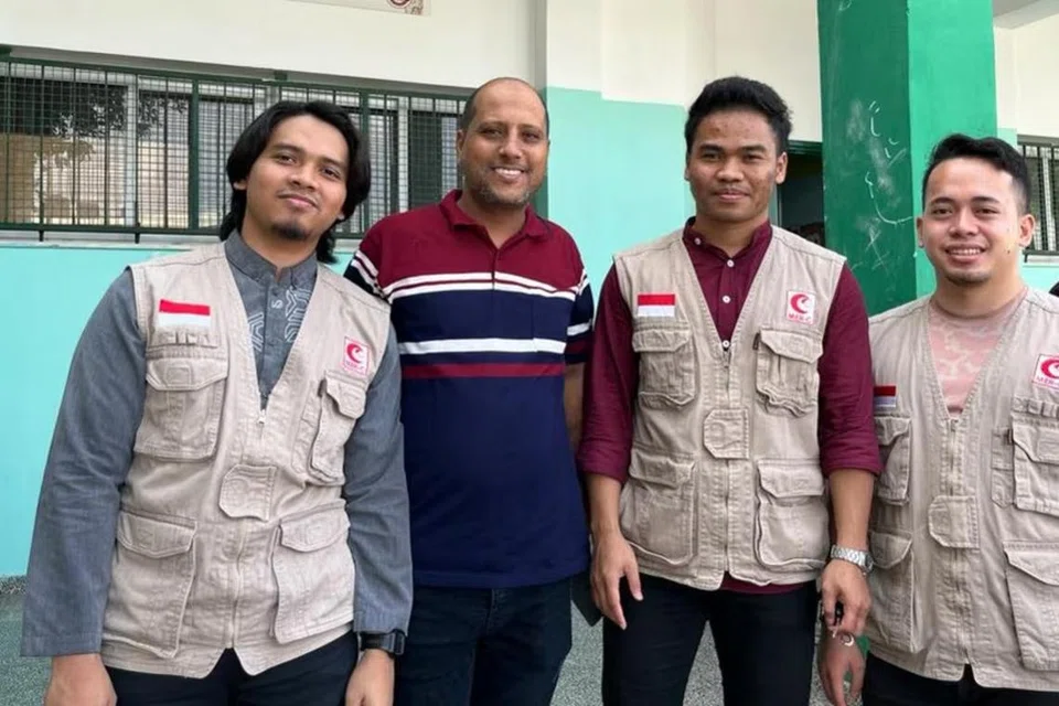 MAHU TERUS BANTU DI GAZA: Relawan pertubuhan kemanusiaan Jawatankuasa Penyelamat Kecemasan Perubatan (MER-C) Indonesia – dikenali sebagai (dari kanan) Encik Fikri dan Encik Reza serta Encik Farid (paling kiri) – dilaporkan memilih untuk terus kekal di Gaza.