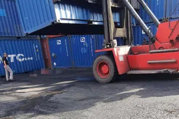 KES TERKINI: Seorang lelaki Singapura mati kerana dihempap kontena di tapak binaan Pioneer pada Jumaat (1 Oktober). - Foto STOMP