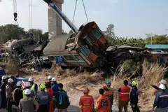 Pegawai penyelamat menjalankan kerja-kerja mencari dan menyelamat ekoran nahas kereta api tergelincir akibat dihempap sebuah kren di daerah Sikhio, wilayah Nakhon Ratchasima, Thailand, pada 14 Januari 2026.