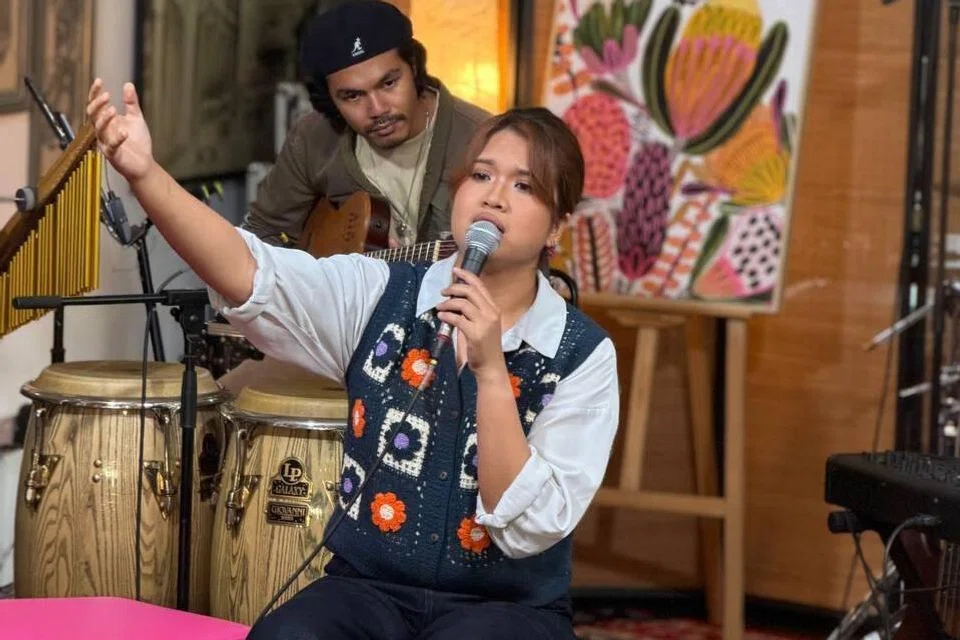 Anak seni Singapura, Sio Lubis, ketika terlibat dalam acara, ‘Singapura LIVE! 4.0’ di Serambi Kampong Gelam, pada 1 November 2025.