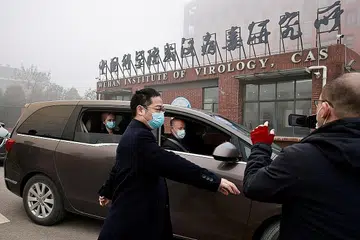 SIASAT PUNCA VIRUS: Pakar WHO tiba di Institut Virus Wuhan bagi menjalankan siasatan awal tahun ini. - Foto REUTERS