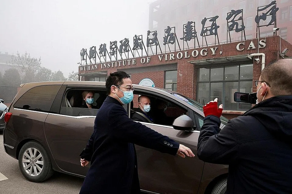 SIASAT PUNCA VIRUS: Pakar WHO tiba di Institut Virus Wuhan bagi menjalankan siasatan awal tahun ini. - Foto REUTERS