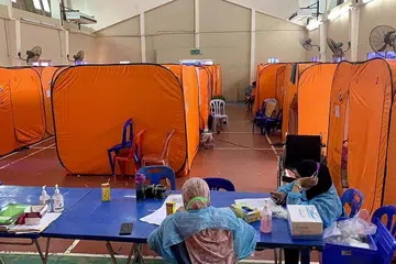 PERLINDUNGAN SEMENTARA: Penduduk yang terjejas dengan banjir mendapatkan perlindungan di pusat pemindahan sementara di Dengkil, Selangor. - Foto ASTRO AWANI