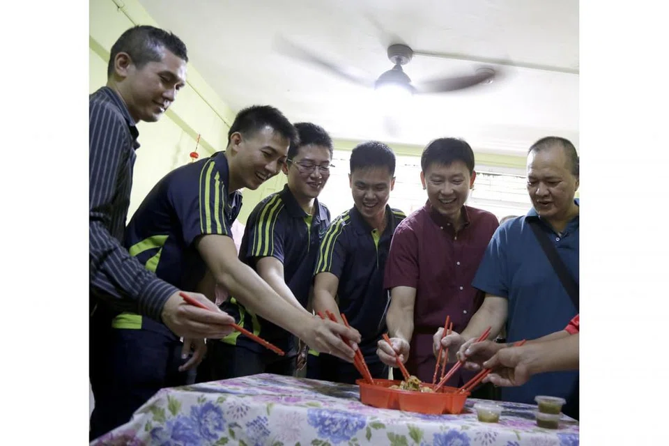 SAMBUTAN MERIAH: Menteri Negara Kanan, Encik Chee Hong Tat (dua dari kanan) menziarahi penerima manfaat Project Happiness, Encik Koh Hock Choon (kanan), di rumahnya di Toa Payoh, semalam. - Foto BH oleh AZMI ATHNI
