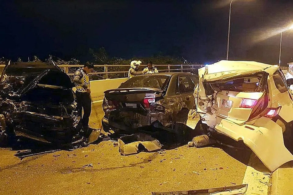  KEMALANGAN KEDUA: Dua pemandu cedera dalam nahas berantai melibatkan empat kereta di jejatas berdekatan pusat pemeriksaan Woodlands menunju Koswe - Foto PEMBACA WANBAO