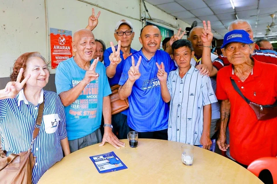 Calon Barisan Nasional (BN) bagi kerusi Dewan Undangan Negeri (DUN) Bukit Permai, Datuk Mohd Jafni Md Shukor (tengah, baju biru), berjumpa bersama pengundi di Kedai Makan Tian Heng, Taman Mas, Kulai.