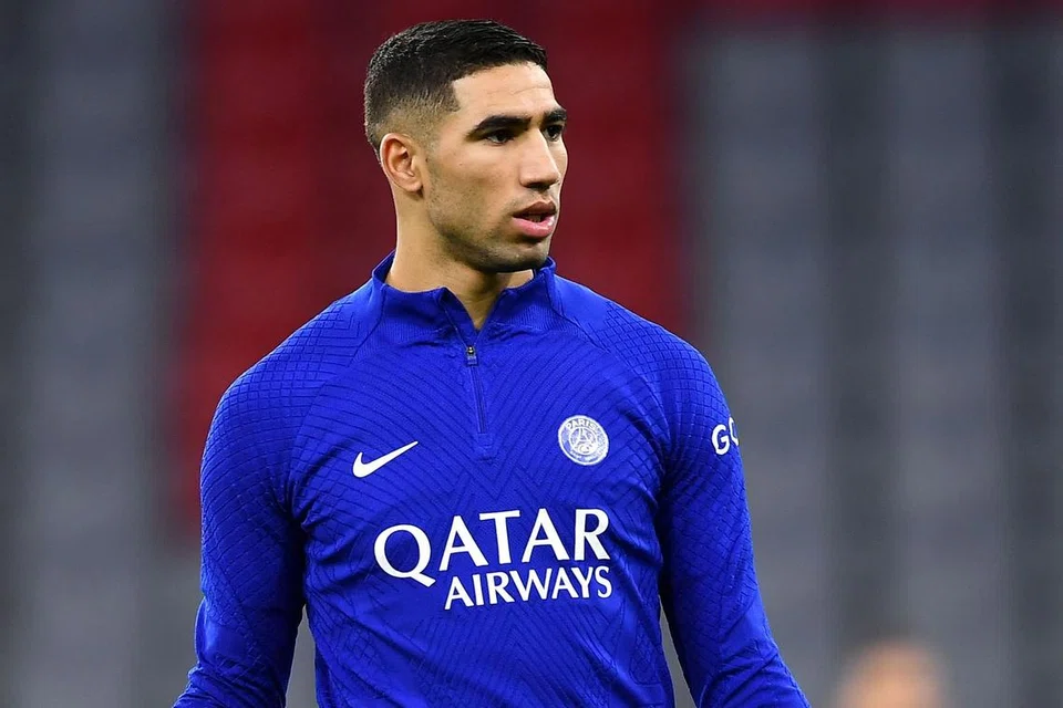 AKAN KEKAL BERMAIN: Pemain pertahanan Paris Saint-Germain Achraf Hakimi, didakwa merogol di Perancis. - Foto EPA-EFE