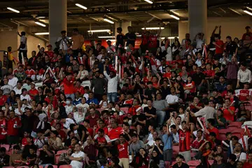 Penyokong Singapura bersorak untuk pasukan mereka di Stadium Negara semasa menentang Thailand pada kejuaraan Piala AFF Mitsubishi Electric 2024 di Stadium Negara pada 17 Disember. Menang atau kalah, pemain dan pegawai pasukan mempunyai tanggungjawab untuk terus berhubungan dengan penyokong, menunjukkan penghargaan, menunjukkan kepedulian akan perasaan mereka, malah memberi penjelasan.
