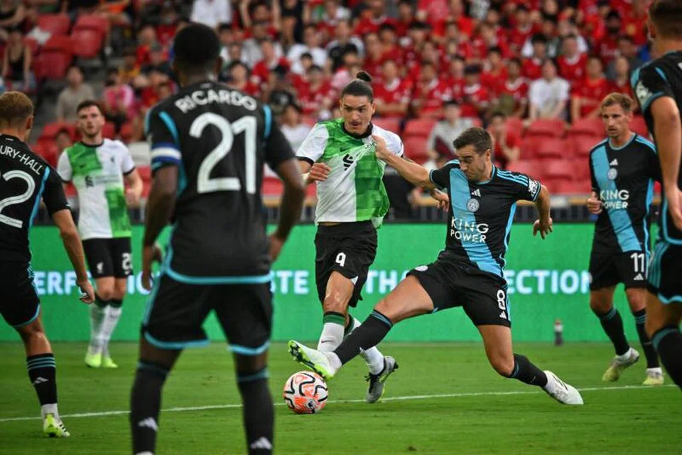 PERSIAPAN PRAMUSIM: Pemain kelab Liga Championship Leicester City (jersi hitam dan biru) turut ‘turun padang’ di Stadium Negara pada 30 Julai bagi satu perlawanan persahabatan bersama Liverpool tetapi tewas 0-4 kepada The Reds.