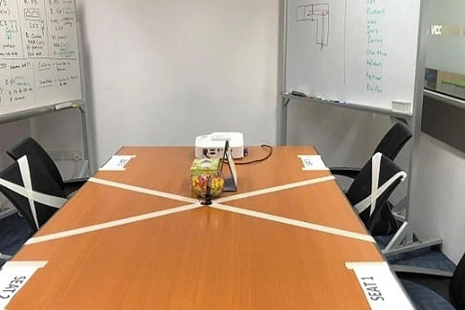 JARAK SELAMAT: Antara langkah jarak selamat yang akan terus dilaksanakan ialah memastikan jarak sekurang-kurangnya satu meter bagi tempat duduk di bilik mesyuarat. Foto ihsan AZHAR OTHMAN