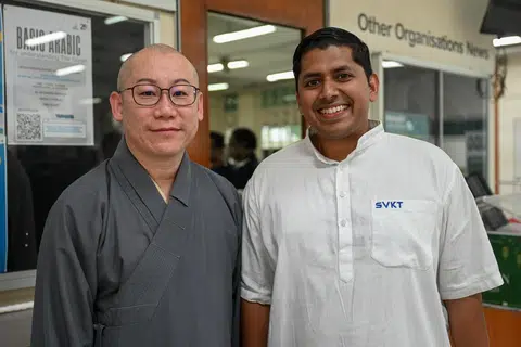 Pengasas Kuil Di Zang Lin, Venerable Shi You Wei (kiri), bersama Naib Pengerusi Kuil SVKT, Encik Dinesh Natarajan, menekankan kepentingan menjaga kehormatan dan saling berwaspada demi mengekalkan keharmonian bersama.
