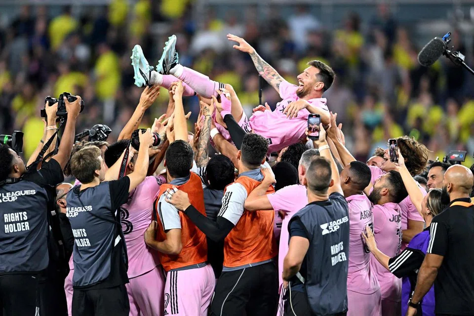DIJULANG RAKAN SEPASUKAN: Lionel Messi mendapat perhatian semasa pasukan Inter Miami yang disertainya menjuarai final Piala Liga. 