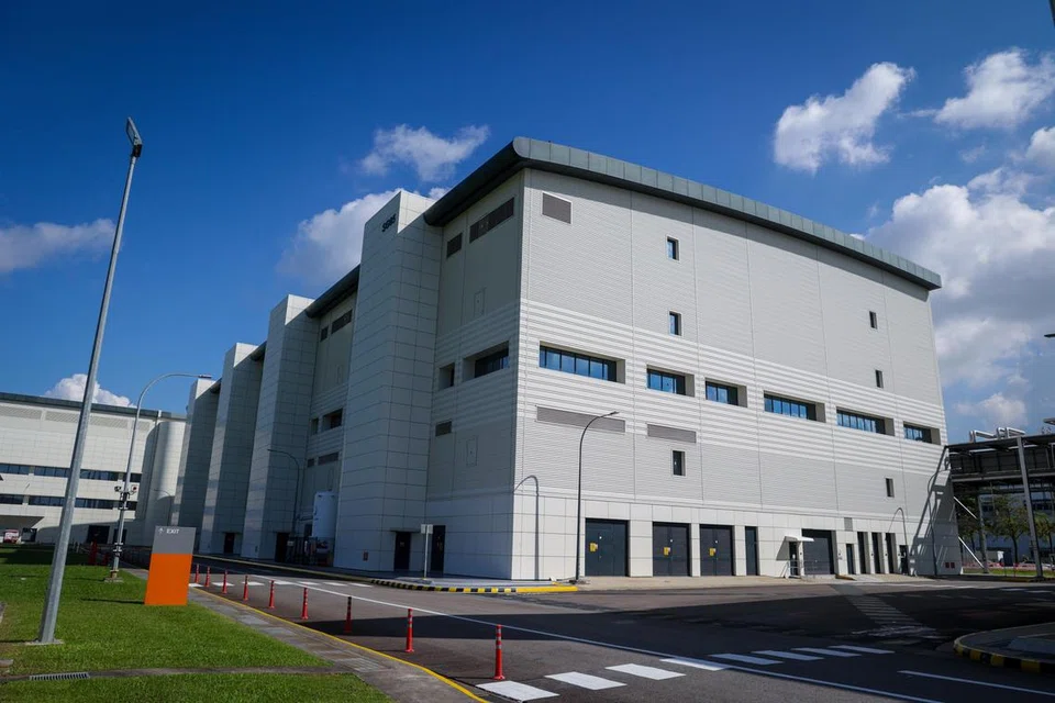 PERLUAS KEMUDAHAN: Peluasan kemudahan pembuat ubat British GSK di Tuas yang menelan belanja $300 juta menjadinya tapak pengeluaran vaksin terbesar di Singapura.