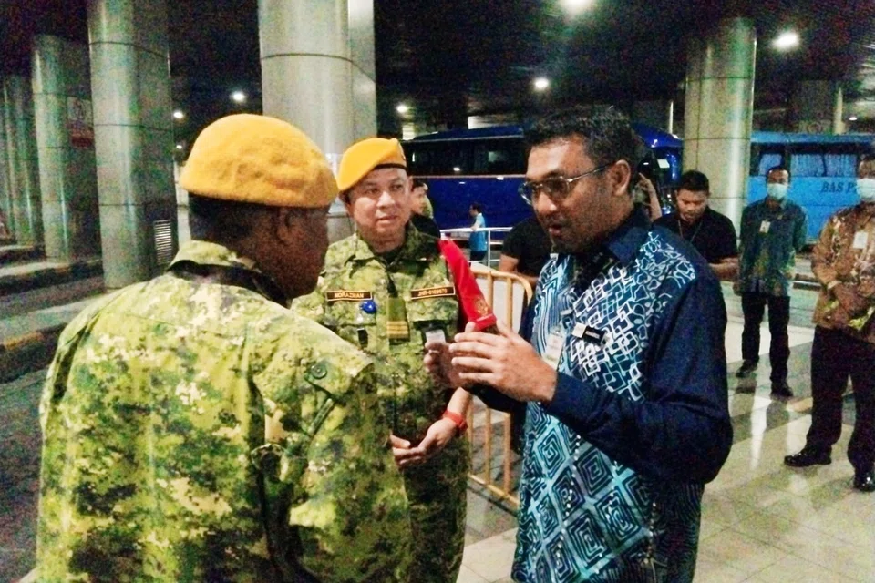 Pengarah Jabatan Sukarelawan Malaysia (Rela) Negeri Johor, Encik Khairol Faizal Rosli (kanan) memberikan kata-kata semangat kepada anggota Rela yang terlibat dalam insiden tular di Terminal Bas Bangunan Sultan Iskandar (BSI).