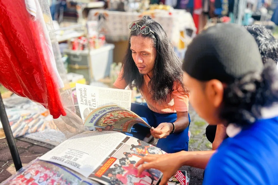 Raja Muhammad Taqwa Raja Idris (kiri) menunjukkan antara koleksi majalah lama yang dikumpulnya sejak 20 tahun lalu.