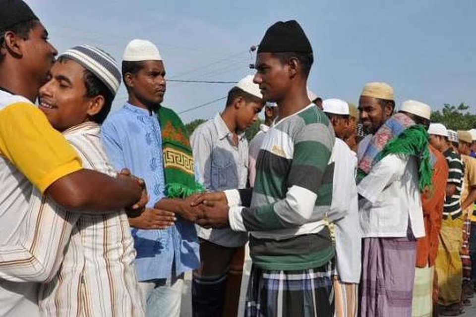 BERAYA DI KHEMAH PELARIAN: Pendatang Rohingya and Bangladesh bermaaf-maafan di antara satu sama lain selepas menunaikan solat Aidilfitri di kem pelarian di Langsa, Aceh. - Foto AFP