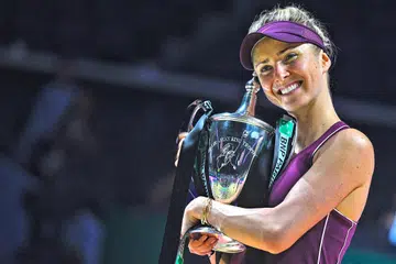JUARA BARU: Svitolina memeluk trofinya selepas menewaskan Sloane Stephens 3-6, 6-2, 6-2, ketika perlawanan Final WTA BNP Paribas Singapura yang disampaikan SC Goba malam kelmarin. - Foto BH oleh MARK CHEONG