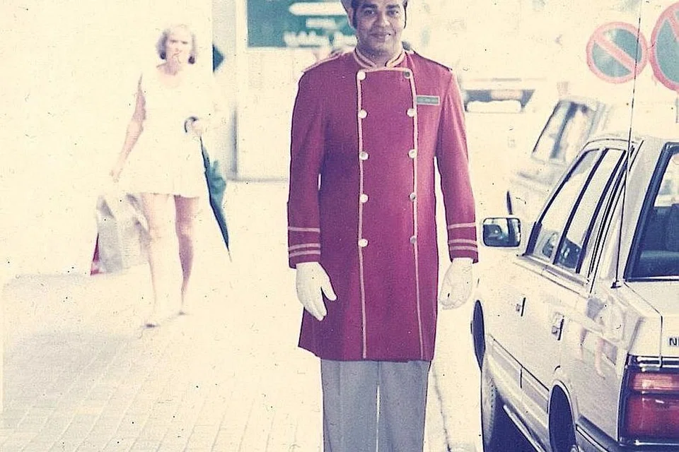 MASA MUDA: Syed Kadir mula bertugas sebagai penjaga pintu semasa hotel Royal Plaza on Scotts bernama Holiday Inn Hotel Singapore pada 5 Ogos 1977. - Foto HOTEL ROYAL PLAZA ON SCOTTS