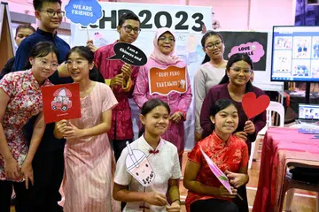 SAMBUT BERSAMA: Mantan Presiden Puan Halimah Yacob (belakang, tengah) bergambar bersama pelajar semasa sambutan Hari Keharmonian Kaum di Sekolah Menengah Northbrooks pada 20 Julai 2023.