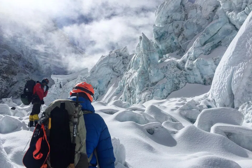 CABARAN MENANTI: Bongkah ais di Khumbu Icefall merupakan rupa bumi yang tidak stabil, dan boleh pecah jika pendaki tidak berjaga-jaga, lantas pendaki harus mendaki pada waktu awal pagi ketika cuaca masih sejuk