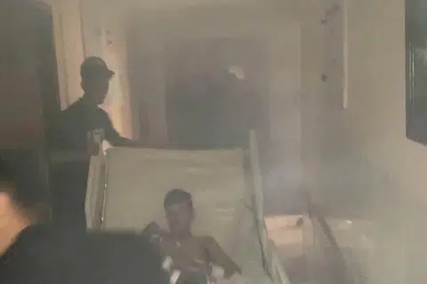 PINDAH PESAKIT: Pasukan perubatan memindahkan seorang pesakit melalui koridor yang dipenuhi asap dalam Hospital Al Shifa berikutan serbuan Israel yang percaya Hamas mempunyai pusat perhubungan di bawah hospital itu dan menggunakan terowong untuk operasinya dan menyembunyikan tebusan.