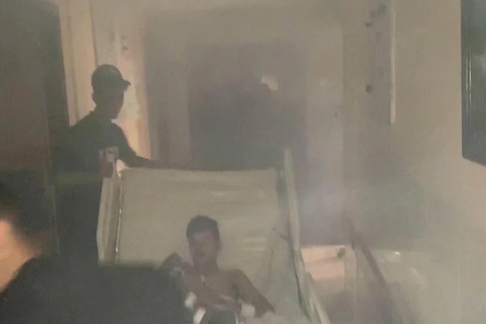 PINDAH PESAKIT: Pasukan perubatan memindahkan seorang pesakit melalui koridor yang dipenuhi asap dalam Hospital Al Shifa berikutan serbuan Israel yang percaya Hamas mempunyai pusat perhubungan di bawah hospital itu dan menggunakan terowong untuk operasinya dan menyembunyikan tebusan.