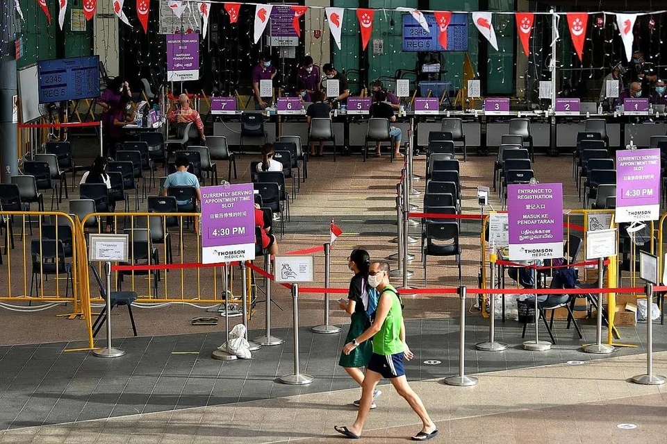 STRATEGI PEMERINTAH: Dengan kadar tinggi penduduk divaksinasi sepenuhnya kelak, ia akan menjadikan Singapura antara negara dunia yang berjaya memastikan sistem hospital kita tidak runtuh. - Foto BM oleh LIM YAOHUI