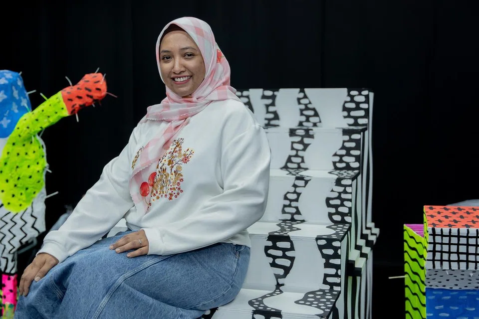 
Moli Mohter yang bertindak sebagai ‘Resident Artist’ atau Seniman Residen Teater Kami tidak pernah lelah memburu ilmu pementasan, penulisan dan arahan meskipun sudah lama berkecimpung dalam dunia teater dari usia belia.