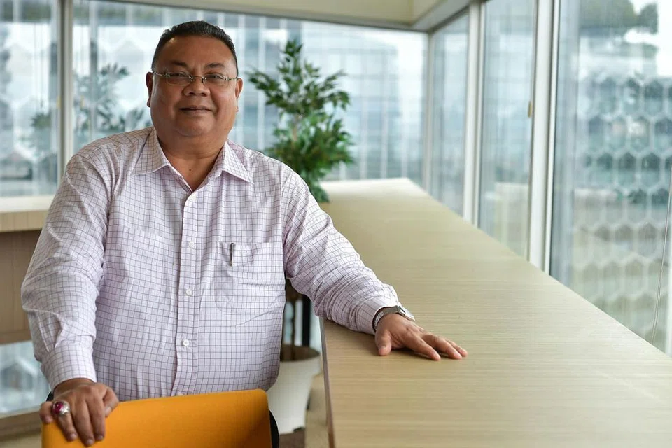 INGIN MEMBANTU, WALAU SEDIKIT: Encik Mohd Sidek Abdul Wahab mengemukakan idea berbeza untuk membantu penduduk di sekitar kawasan Mcpherson dan mengumpulkan tenaga sukarelawan belia untuk bersama-sama menggembleng tenaga membantu mereka yang memerlukan. - Foto BH oleh NG SOR LUAN