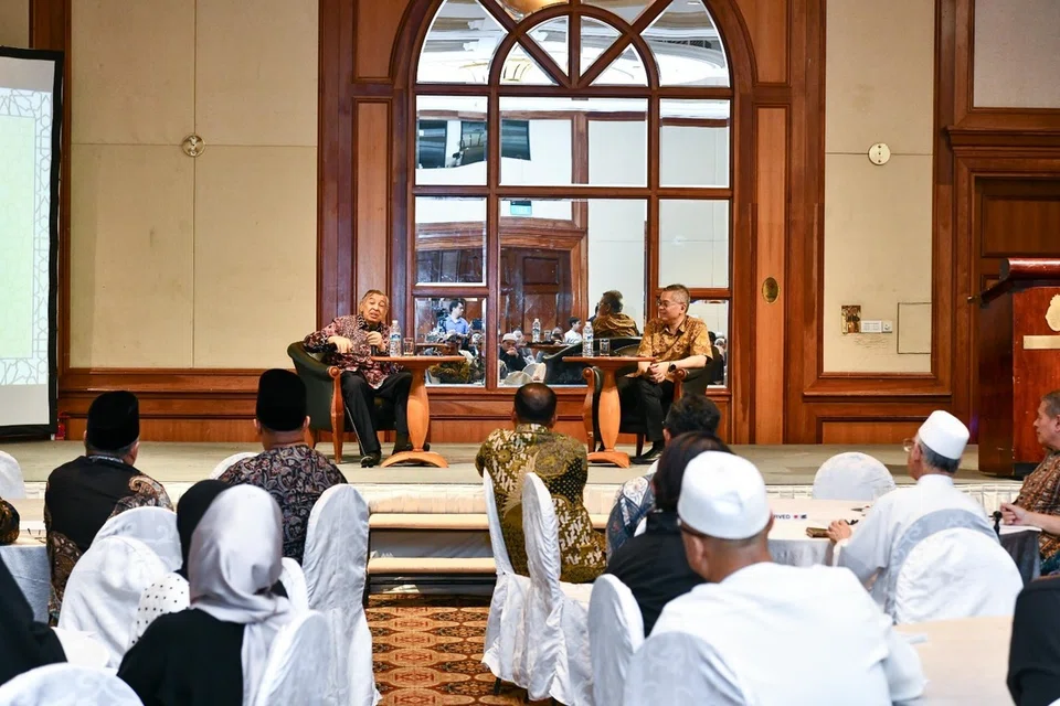 Profesor Dr Muhammad Quraish Shihab (kiri) menegaskan bahawa Allah bukan sahaja amat sayangke pada kita tetapi Allah membuktikannya dengan menunjukkan cara untuk bertaubat iaitu kembali kepada-NYA. Bersama beliau ialah moderator ceramah, Zamil Kanan yang juga Penyelaras bagi Program Pengajian Budaya dan Sosial Serantau, Iseas-Institut Yusof Ishak, Dr Norshahril Saat.