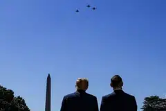 Foto fail menunjukkan Presiden Amerika Syarikat Donald Trump dan Presiden Poland Karol Nawrocki menyaksikan penerbangan pesawat tentera di Rumah Putih di Washington pada 3 September 2025.