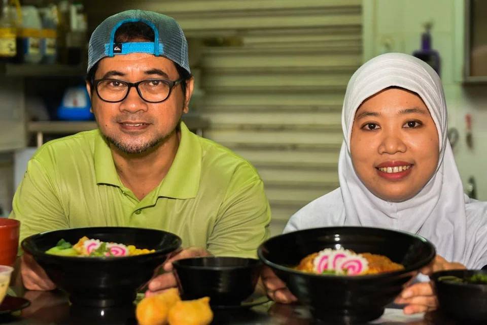 SAJIKAN YANG TERBAIK: Begitulah harapan Encik Ramli dan isterinya, Cik Ning Asih, yang berharap hidangan yang disediakan di gerai mereka, Oiishii Corner, adalah yang terbaik. - Foto BH oleh SYAZA NISRINA 