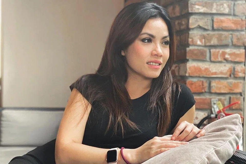 LEBIH HARGAI MASA PERIBADI: Tiz Zaqyah tidak tertekan walau kerap ditanya tentang kemajuan kerjaya atau status dirinya yang masih membujang pada usia 32 tahun kerana hatinya lebih tenang meluangkan lebih banyak masa bersama ibu bapa di samping meniaga jamu Aura Kasih. - Foto INSTAGRAM TIZ ZAQYAH