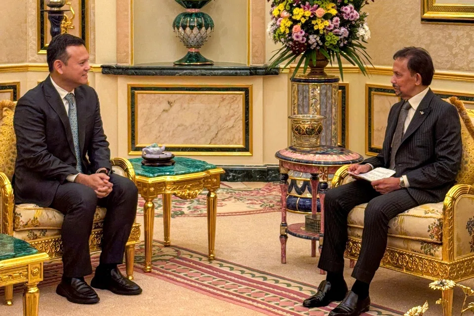 Pemangku Menteri Bertanggungjawab bagi Ehwal Masyarakat Islam, Encik Zaqy Mohamad (kiri); mengadakan pertemuan dengan Sultan Brunei, Sultan Hassanal Bolkiah; semasa lawatannya ke Brunei.